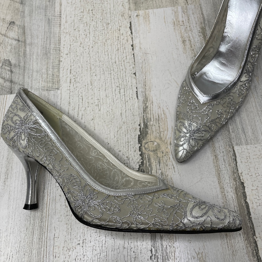 Stuart Weitzman silver mesh lace heels 7.5M (fits like 7) - Picture 1 of 13